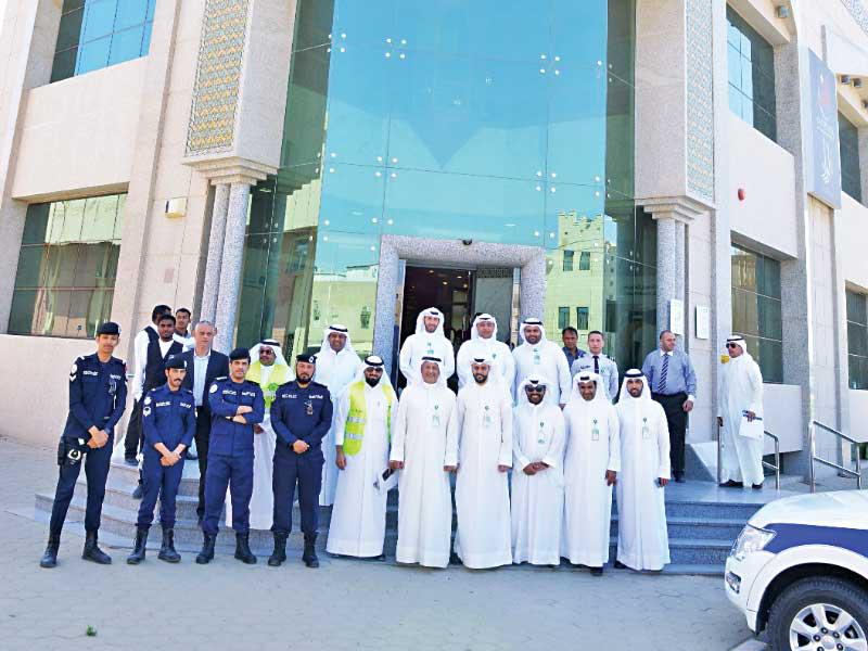 رجال «الداخلية» مع مسؤولي من «بيتك»   