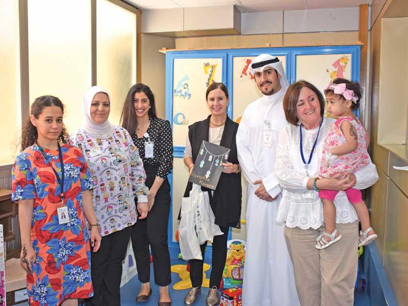 موظفو البنك خلال زيارة مستشفى الفروانية