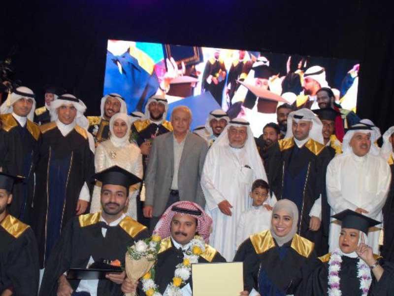  الوكيل المساعد للشؤون الإدارية والمالية لمياء الملحم والعنزي يتوسطان الطلاب 