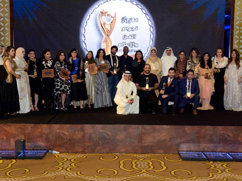 لقطة تذكارية للمكرمون في مهرجان «نجوم الفن والإعلام» 