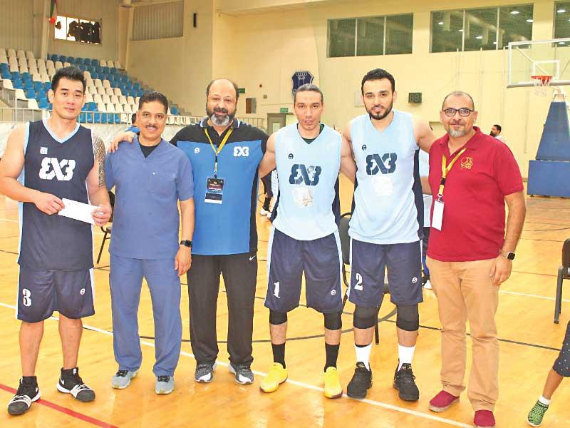 الهزيم يكرم أحد المشاركين