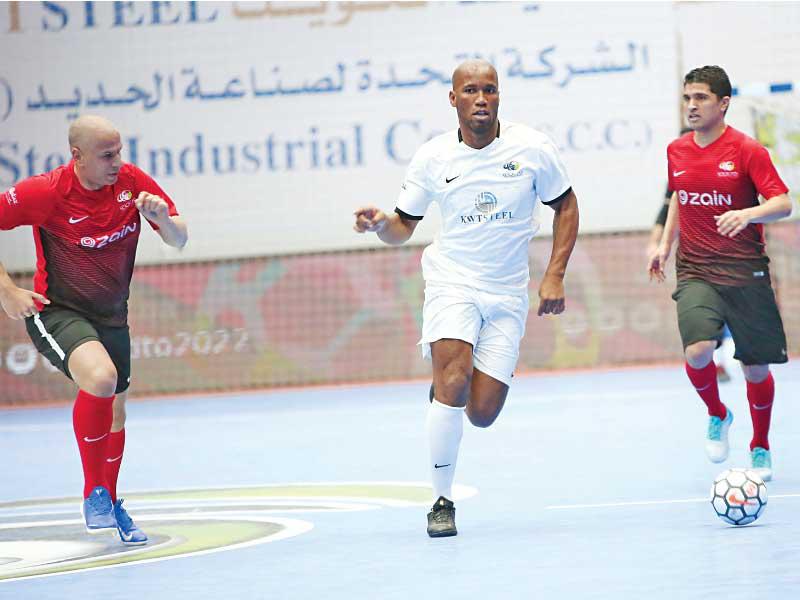 دروغبا يستحوذ على الكرة من أمام وائل جمعة 