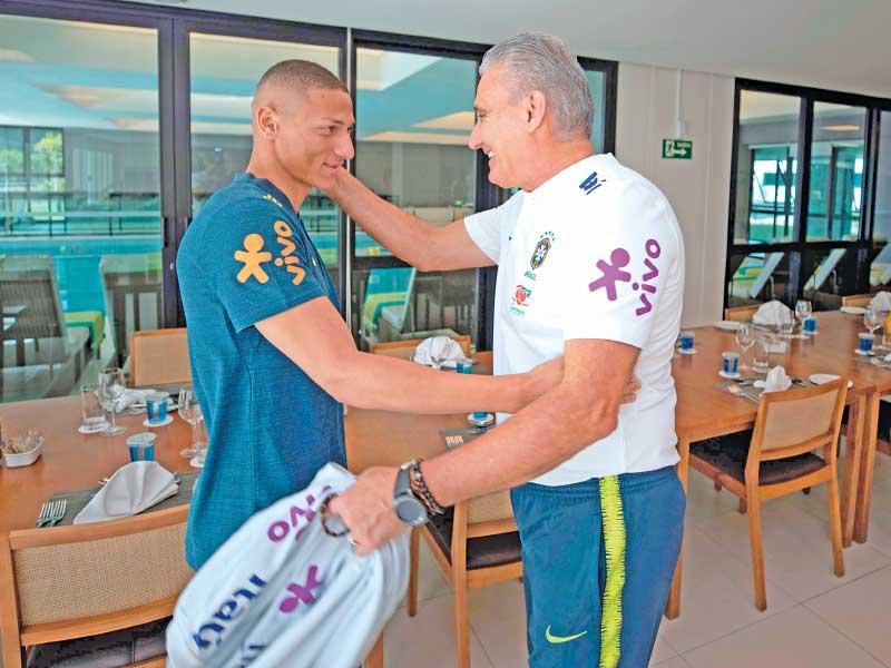 ريتشارليسون مع المدرب تيتي