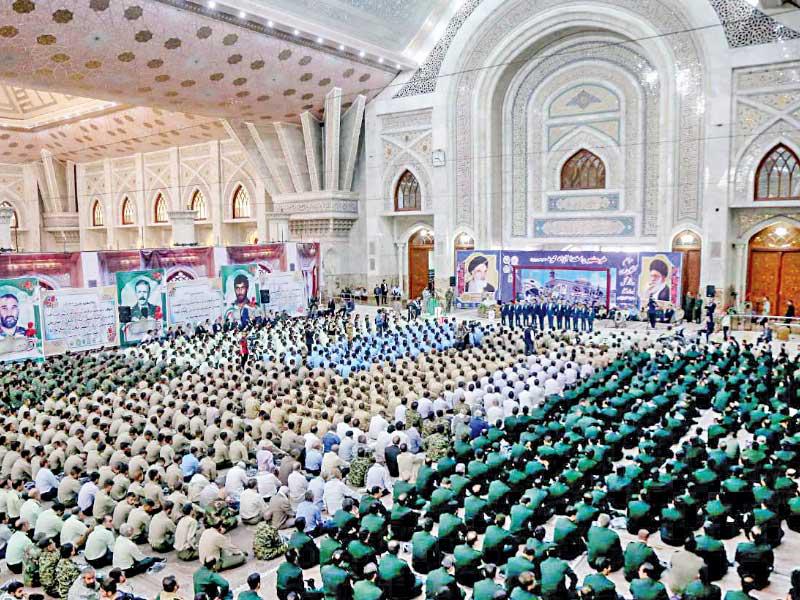جنود إيرانيون خلال تجديد العهد في مرقد الخميني في طهران أمس (إرنا)