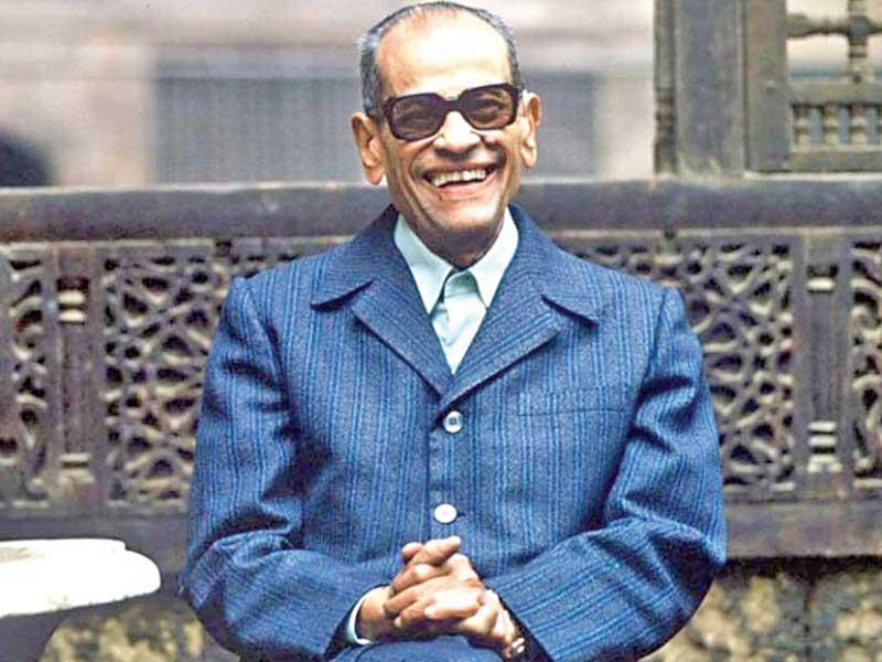 الروائي المصري نجيب محفوظ 