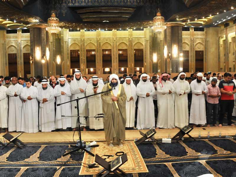 المصلون في المسجد الكبير