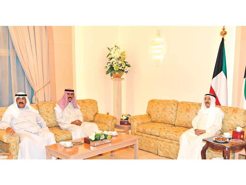 الامير وولي العهد ومشعل الأحمد خلال إفطار «الداخلية»