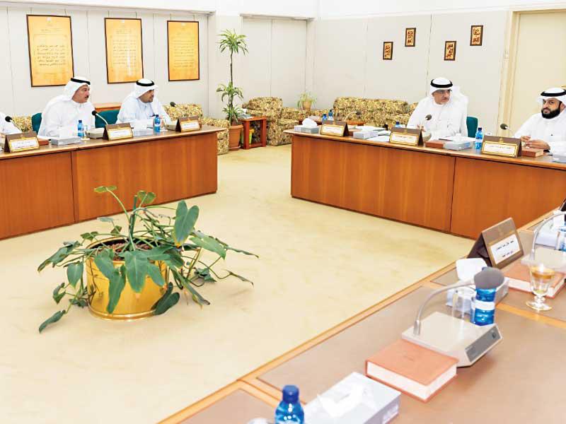 جانب من اجتماع لجنة التحقيق