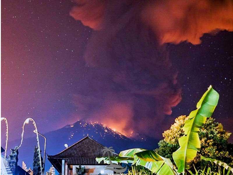 الدخان الكثيف والتوهج من الحمم البركانية ينفجرمن بركان جبل أغونغ