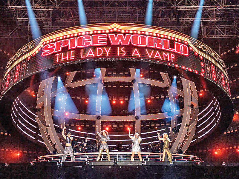 فرقة «سبايس غيرلز» على المسرح