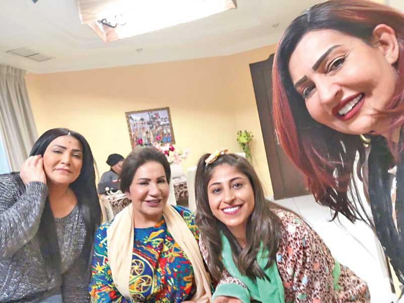 الفنانة سعاد عبدالله تتوسط نجمات مسلسل «أنا عندي نص» 