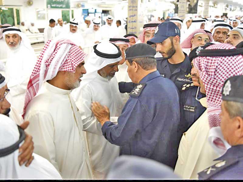 النهام خلال تقديم واجب العزاء لذوي الفيلكاوي