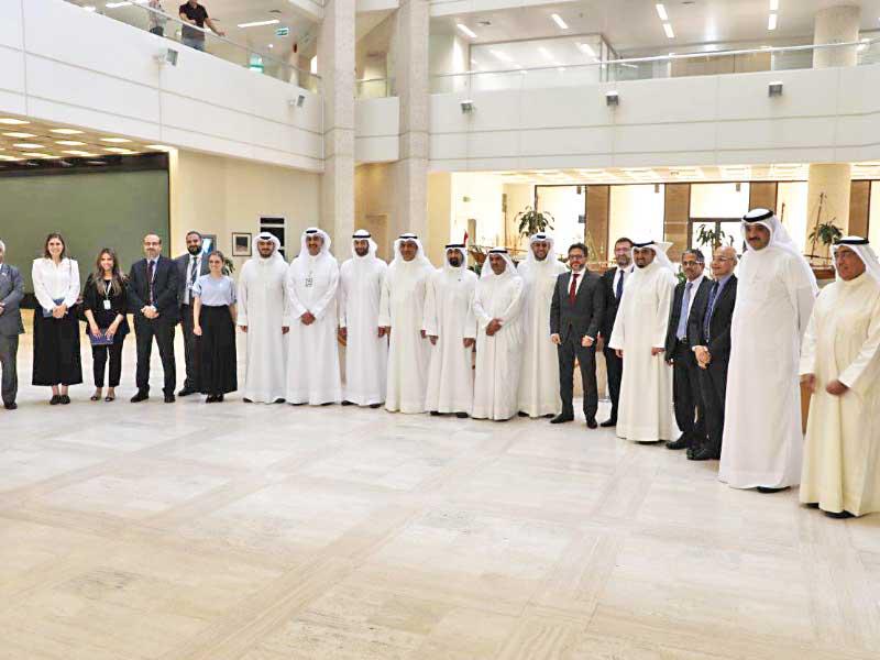 الإدارة التنفيذية في لقطة جماعية مع فريق البنك