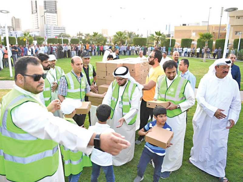 جانب من توزيع الإفطار في محافظة حولي