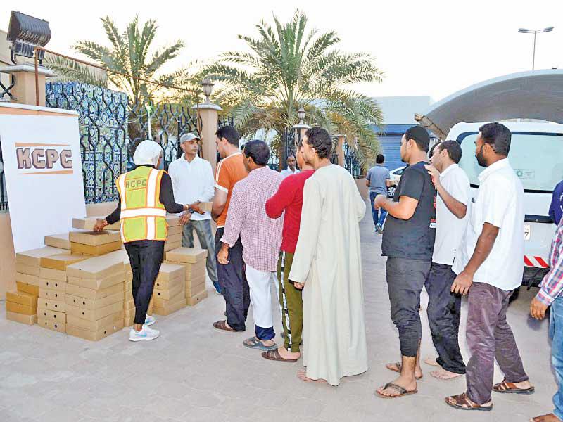 توزيع إفطارات «المعامل»