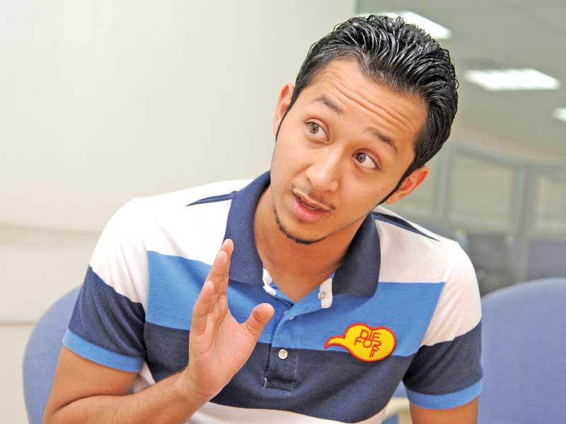 لاعب الفريق الأول لكرة القدم بنادي كاظمة والمنتخب الوطني مشاري العازمي