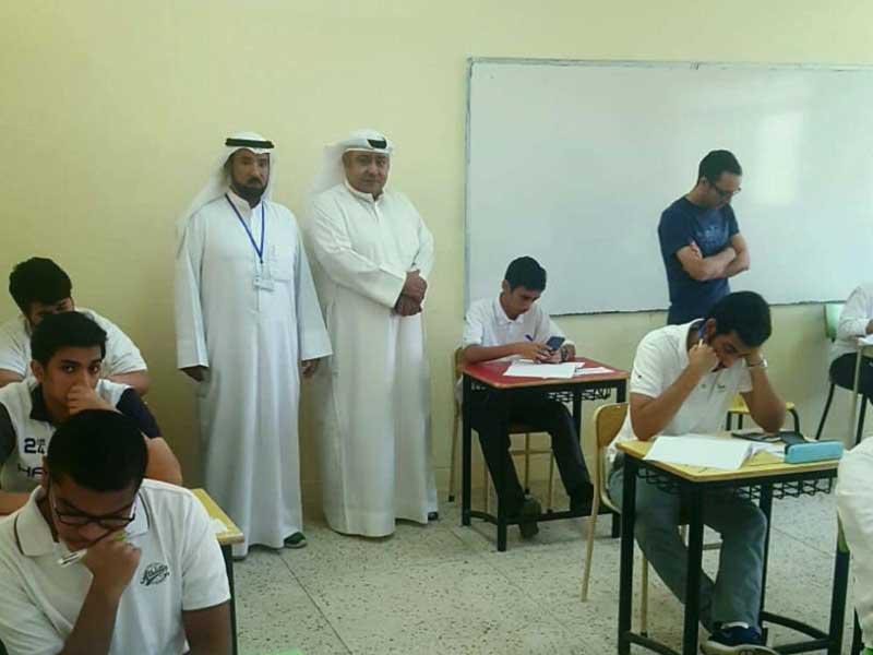 السلطان أثناء جولته على لجان اختبارات ثانوية يوسف العذبي أمس