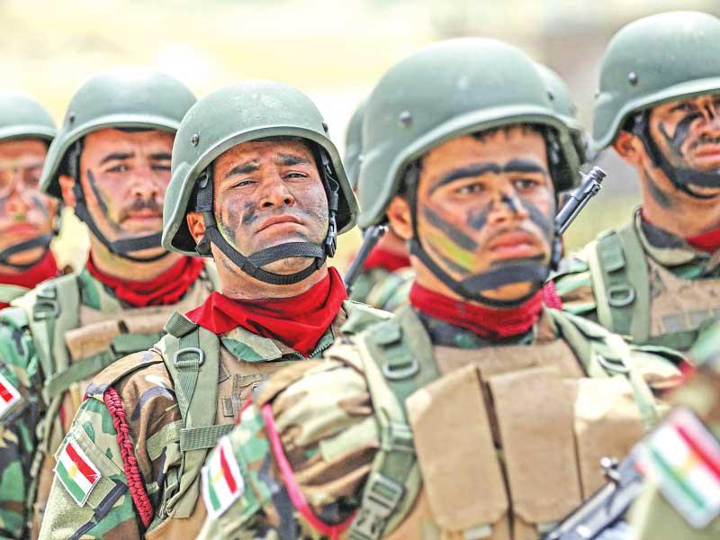 مقاتلون من البيشمركة الأكراد خلال حفل تخرّج دفعة جديدة من المقاتلين في مدينة سوران بأربيل أمس الأولt(أ ف ب)