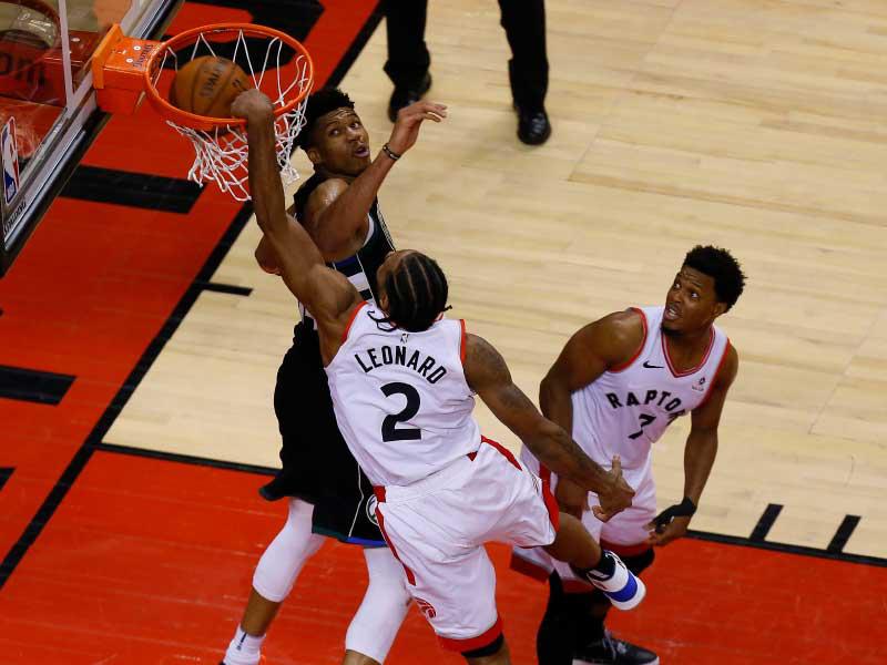 لينارد نجم رابتورز يسجل في سلة باكس