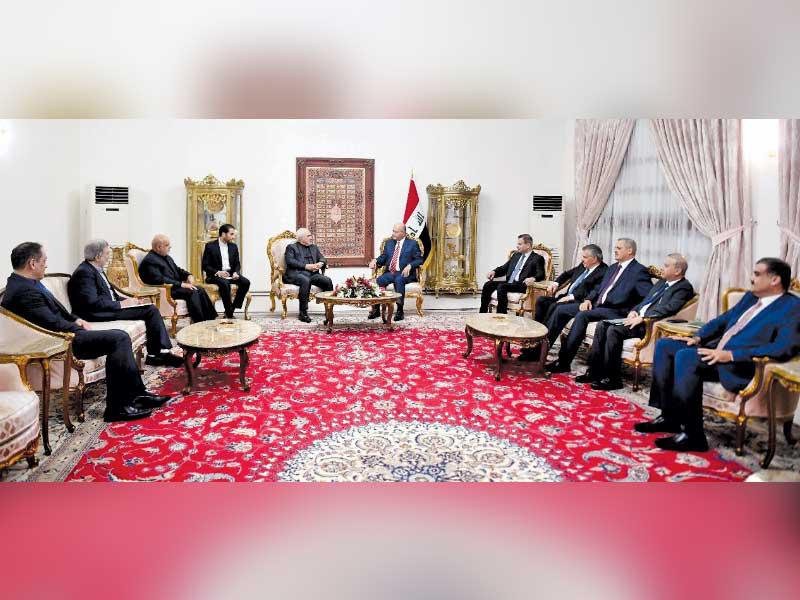 الرئيس العراقي برهم صالح مستقبلاً ظريف أمس الأول 