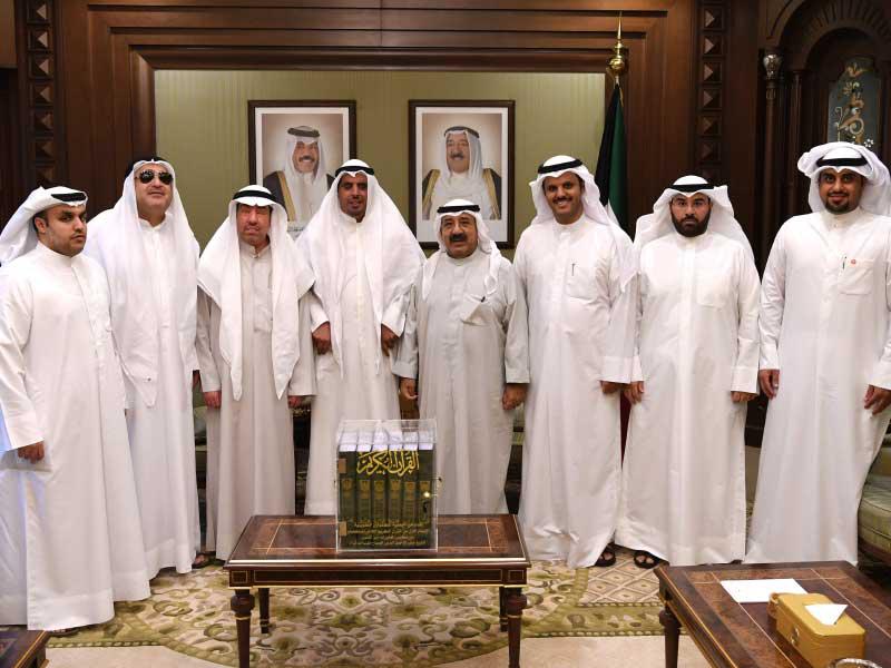 النائب الأول مستقبلاً وفد «المكفوفين»