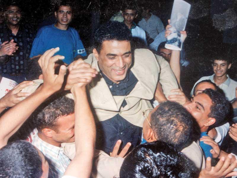 الفنان أحمد زكي محمولاً على الأكتاف