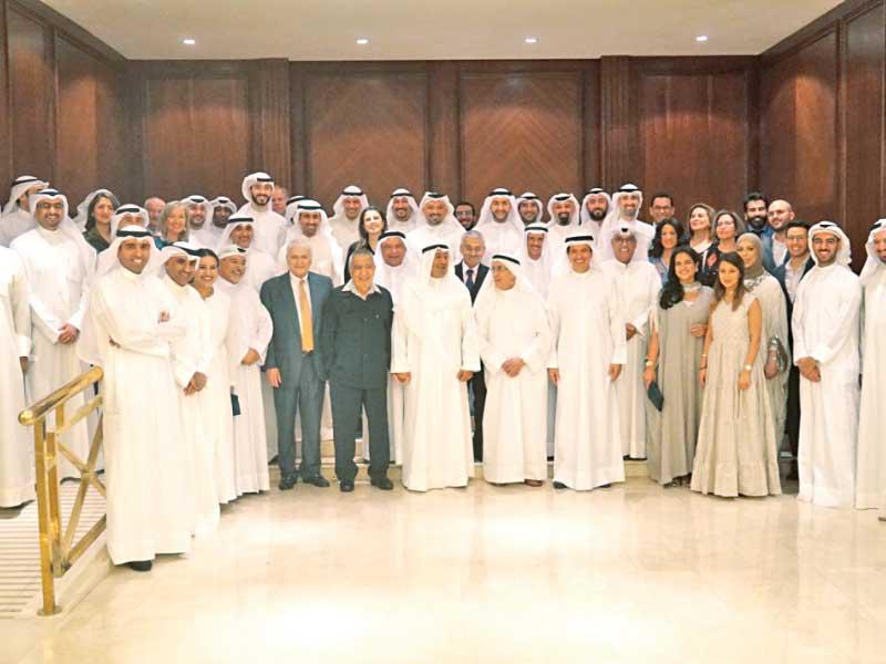 محمد الصباح متوسطاً الحضور