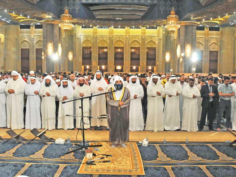 المطيري يؤم المصلين في الركعات الأربع الأخيرة