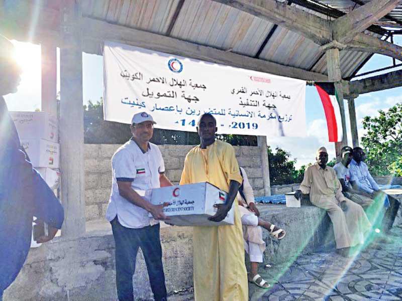 توزيع السلال الغذائية على المتضررين من إعصار كينيث