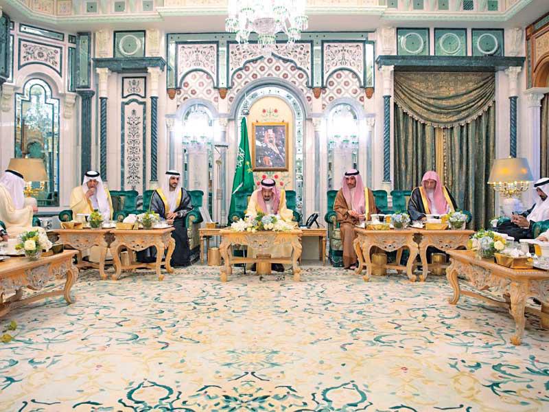 خادم الحرمين يلتقي الغانم وكبار المسؤولين