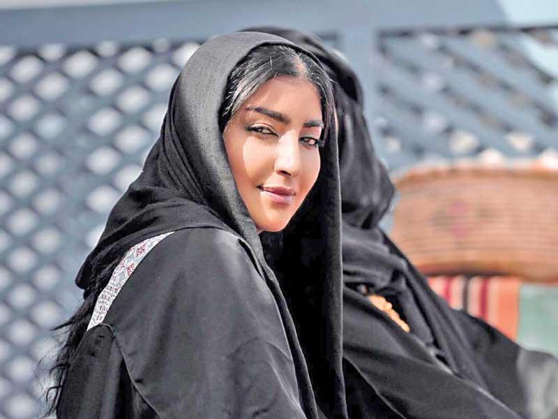  الفنانة العمانية بثينة الرئيسي