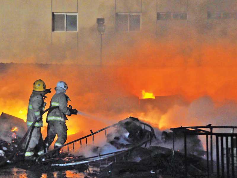 عنصران من الإطفاء خلال إخماد حريق «دور الرعاية»