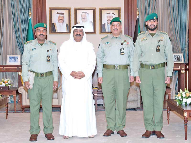 مشعل الأحمد متوسطاً المحتفى بهم