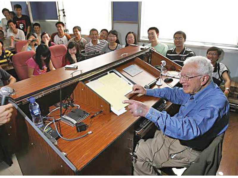 غيل مان في الستينيات قبيل وفاته يلقي محاضره في معهد كاليفورنيا