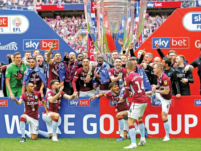 فرحة لاعبي أستون فيلا بعد الفوز على دربي كاونتي