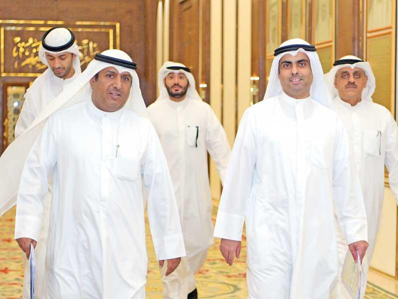 العدساني والملا في طريقهما لتقديم صحيفة الاستجواب