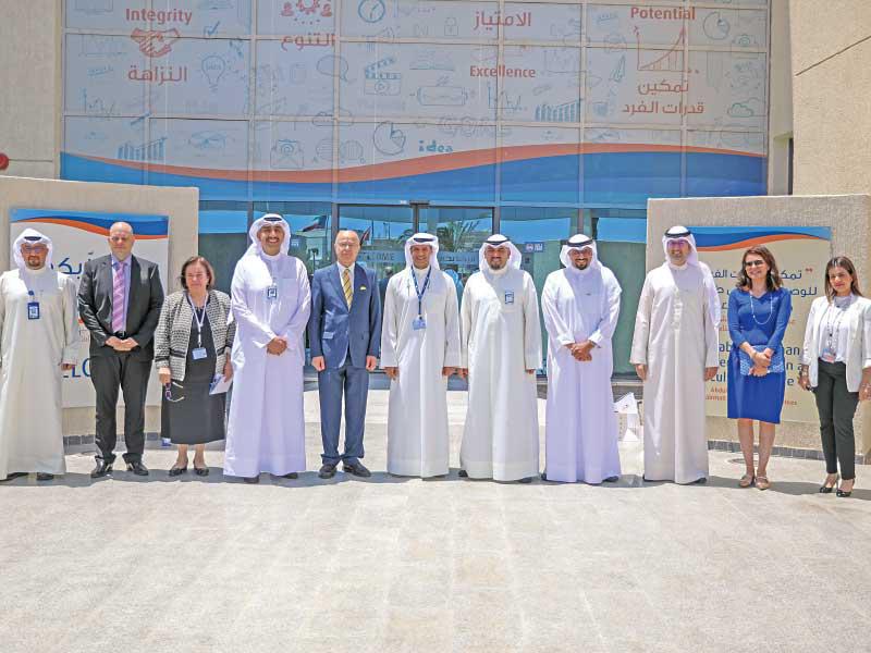 مسؤولو الكلية والبنك الوطني بعد توقيع الاتفاقية