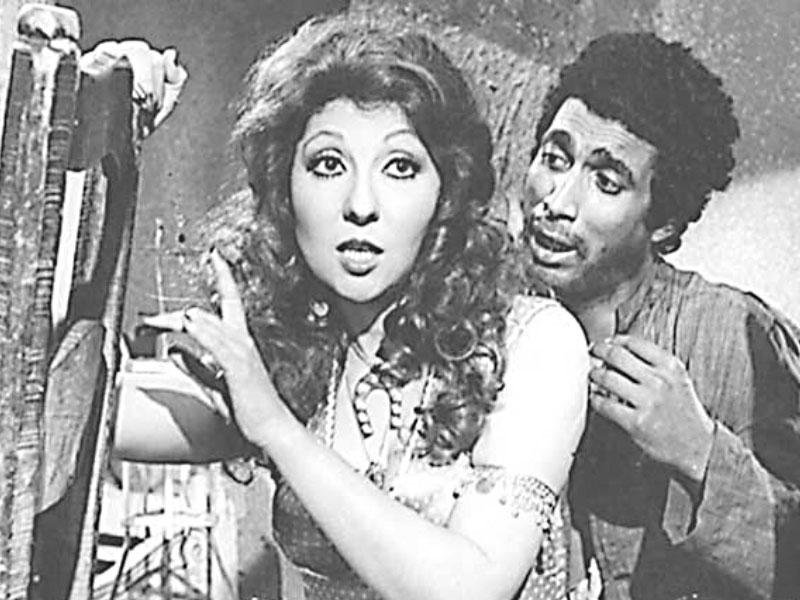 الفنان احمد زكي مع الفنانة  نادية الجندي في أحد الأعمال