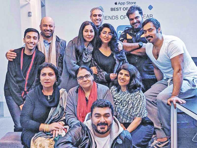 الفنانة أسمهان تتوسط أبطال مسلسل « الديرفة»