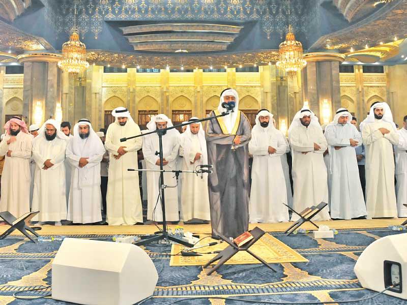 جانب من صلاة القيام في المسجد الكبير