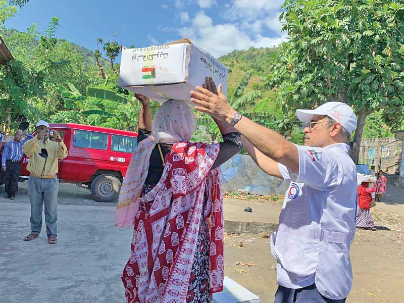 جانب من توزيع المساعدات