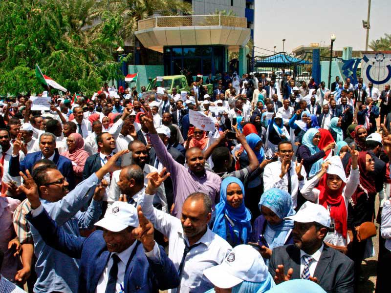 تجمع المتظاهرين السودانيين خلال مظاهرة خارج البنك المركزي في الخرطوم