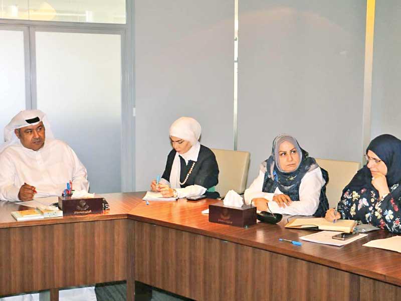 السلطان اثناء اجتماعه بالتواجيه الفنية