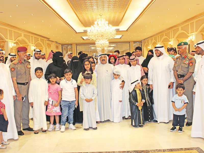 النائب الأول متوسطاً أسر وأبناء الشهداء العسكريين