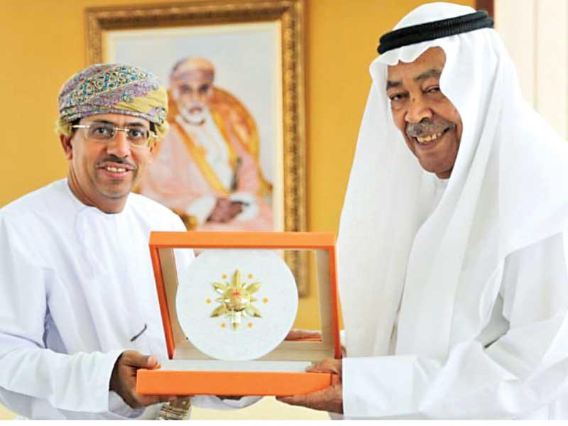 الفنان القدير سعد الفرج مكرماً من وزير الإعلام العماني 
