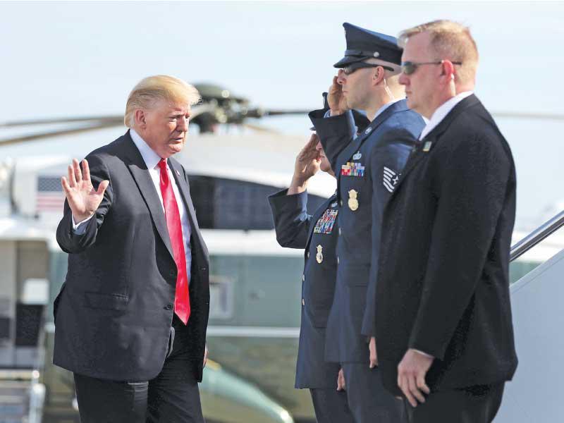 ترامب يستعد للسفر إلى كولورادو من قاعدة أندروز أمس (رويترز)