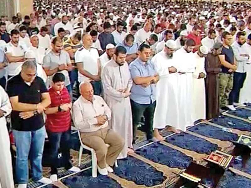 جانب من المصلين في صلاة القيام بالمسجد الكبير