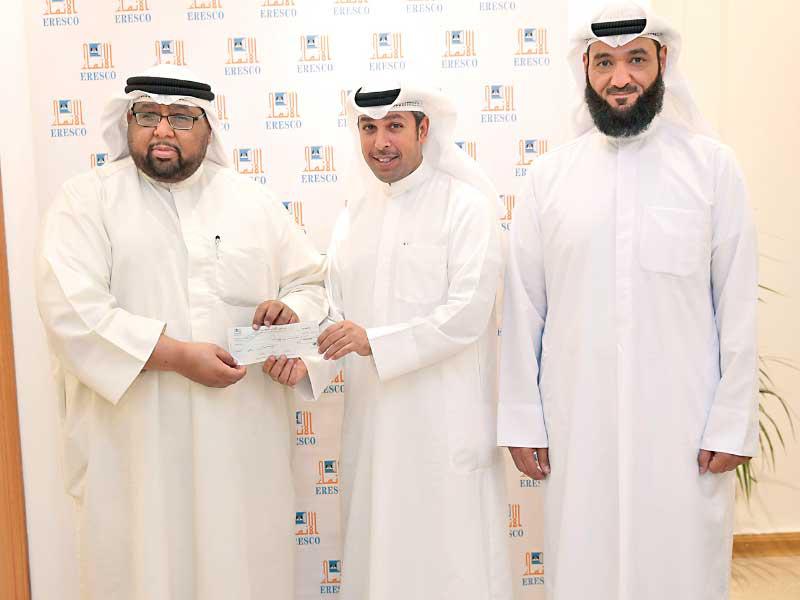 مسؤول «الإنماء العقارية» خلال تسليم شيك بزكاة أموال الشركة لبيت الزكاة