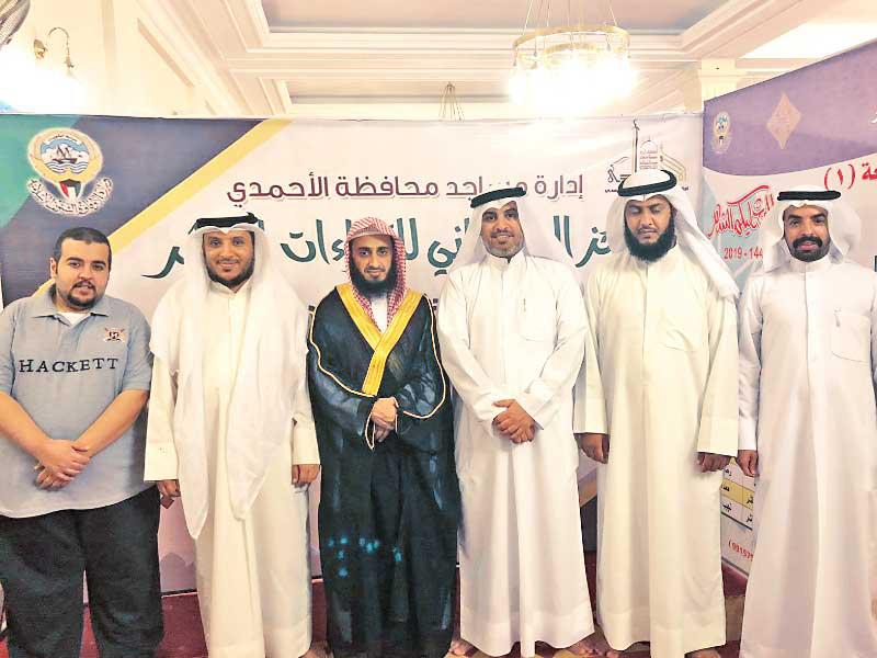 الجدعان يتوسط العاملين في المركز الرمضاني