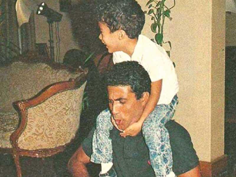 الفنان الراحل أحمد زكي مع ابنه هيثم